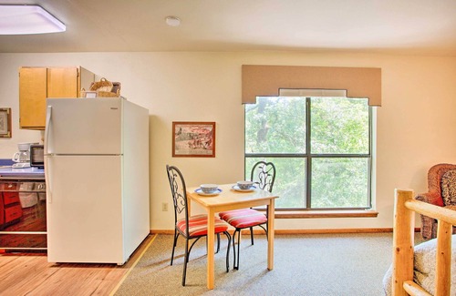 Davis Apartamento | Bright Davis Escape w/ Screened-In Porch!
