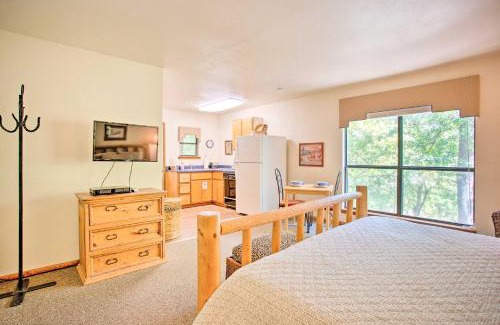 Davis Apartamento | Bright Davis Escape with Screened-In Porch!