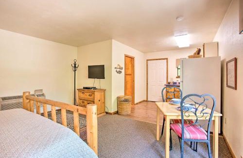 Davis Apartamento | Bright Davis Escape with Screened-In Porch!