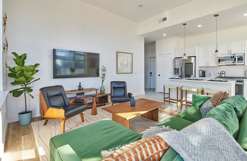 Hoboken Apartamento | Bright Designer Loft – steps from PATH to NYC