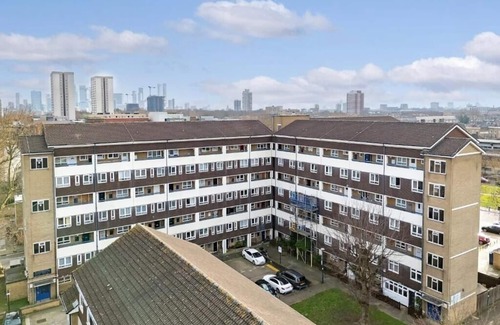 Bow Apartamento | Bright Double Room, Bow Road