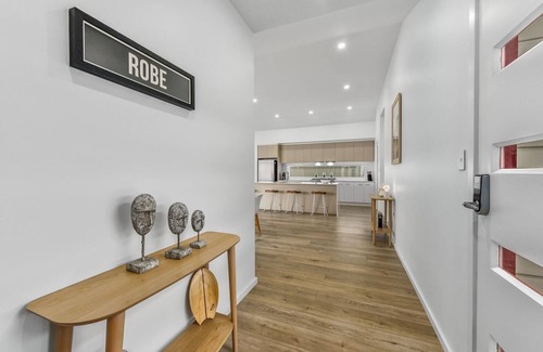 Waterhouse Casa | Bright & Easy- Pet Friendly Outside 7 Cobb n Co Way Robe