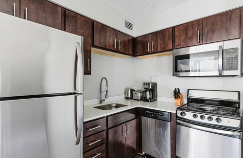 Edgewater Beach Apartamento | Bright Edgewater 1BR w/ Gym, Deck & Lounge, nr L, by Blueground