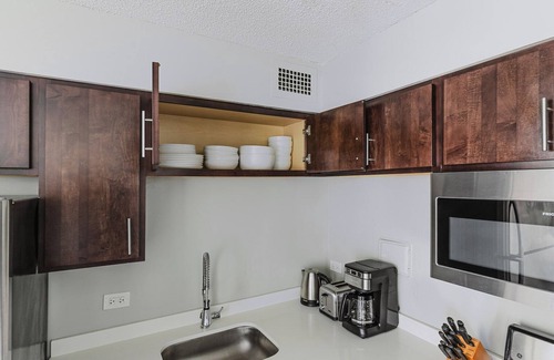 Edgewater Beach Apartamento | Bright Edgewater 1BR w/ Gym, Deck & Lounge, nr L, by Blueground