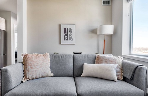 Edgewater Apartamento | Bright Edgewater 2BR w/ Gym & Lounge, nr Red Line, by Blueground