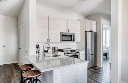 Edgewater Apartamento | Bright Edgewater 2BR w/ Gym & Lounge, nr Red Line, by Blueground
