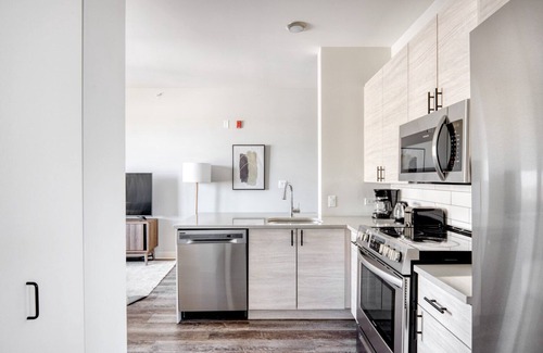 Edgewater Apartamento | Bright Edgewater 2BR w/ Gym & Lounge, nr Red Line, by Blueground