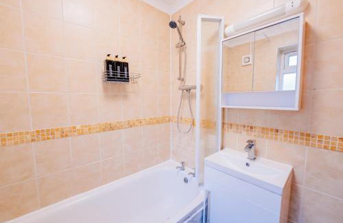 Riverside Casa | Bright & Elegant House Near City Centre and Stadium