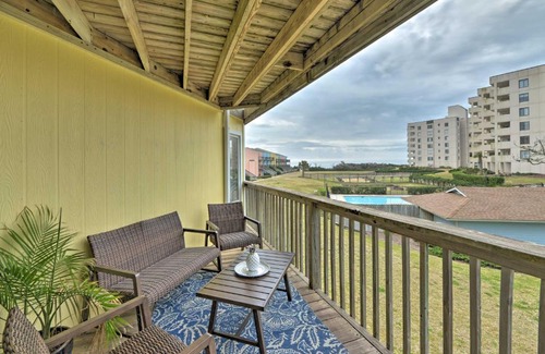 Emerald Isle Apartamento | Bright Emerald Isle Condo with Private Beach Access!