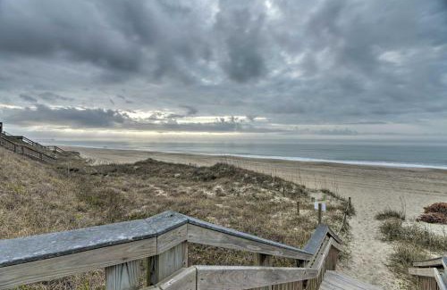Emerald Isle Apartamento | Bright Emerald Isle Condo with Private Beach Access!