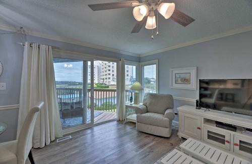Emerald Isle Apartamento | Bright Emerald Isle Condo with Private Beach Access!