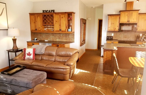 Big White Ski Resort Chalet De Esquí | Bright End unit Townhome, priv. hot tub, 2 parking, ski in/out, close village