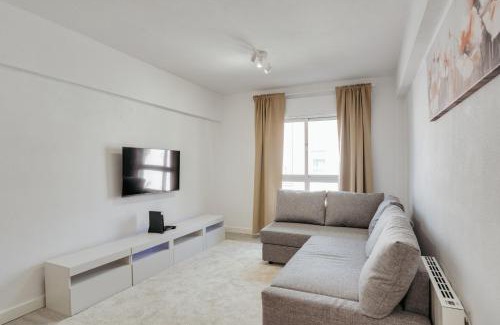 Paco De Arcos Apartamento | Bright & Family Flat in Paço de Arcos by HostWise