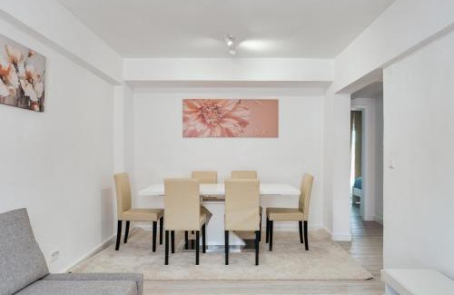 Paco De Arcos Apartamento | Bright & Family Flat in Paço de Arcos by HostWise