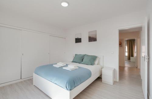 Paco De Arcos Apartamento | Bright & Family Flat in Paço de Arcos by HostWise