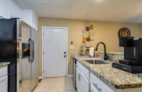 Fayetteville Casa | Bright Fayetteville Vacation Home w/ Fireplace!