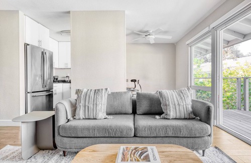 Foster City Apartamento | Bright Foster City 2BR w/ Gym, W/D & Pool, near Caltrain, by Blueground