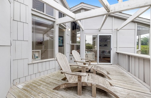 Salmon Creek Casa | Bright Home 800 Feet from Salmon Creek Beach w/ Wood Stove & Pool Table