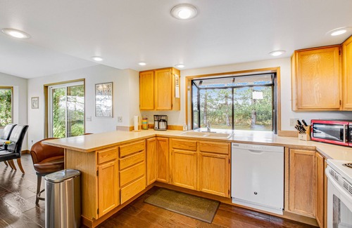 Clinton Casa | Bright home near Deer Lake with Puget Sound view, huge backyard & deck