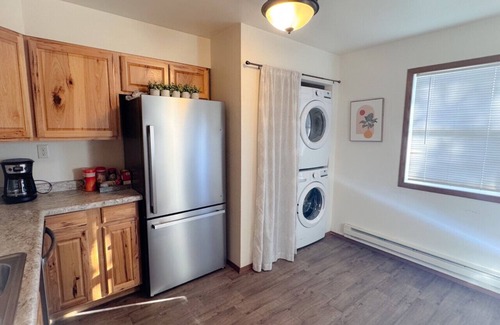 Spearfish Apartamento | Bright, King Beds, Patio, Laundry, Walk to Downtown!