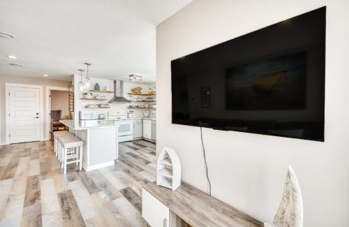 Sea Scape Casa | Bright Kitty Hawk Home with Hot Tub, Walk to Beach!