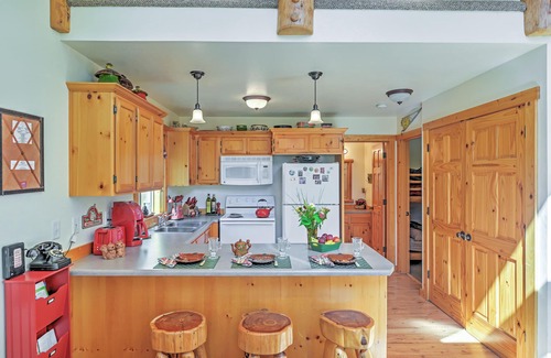 Klamath Falls Cabina | 2BR Klamath Falls Cabin w / Patio & Mtn Views!