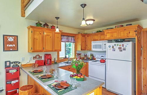 Klamath Falls Cabina | 2BR Klamath Falls Cabin w / Patio & Mtn Views!