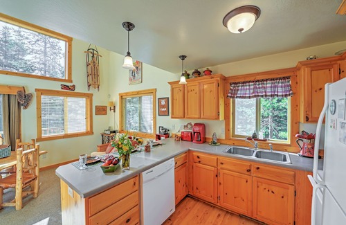 Klamath Falls Cabina | 2BR Klamath Falls Cabin w / Patio & Mtn Views!