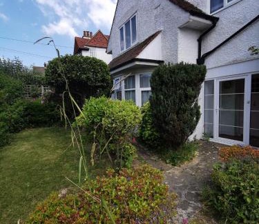 Bexhill-on-Sea Casa | Bright large double with parking and lovely bath