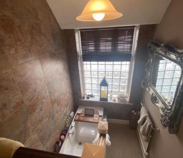 Bexhill-on-Sea Casa | Bright large double with parking and lovely bath