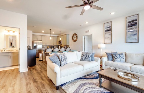 Rehoboth Beach Condominio | Bright Lewes Condo w/ Balcony, 7 Mi to Beach!