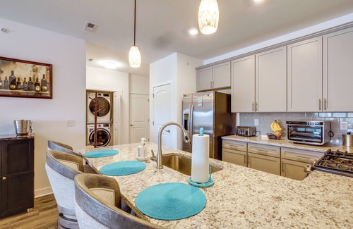 Rehoboth Beach Condominio | Bright Lewes Condo w/ Balcony, 7 Mi to Beach!