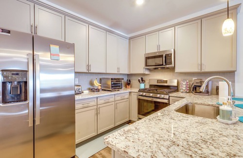 Rehoboth Beach Condominio | Bright Lewes Condo w/ Balcony, 7 Mi to Beach!