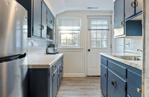 Swampscott Apartamento | Bright living; Walk to everything