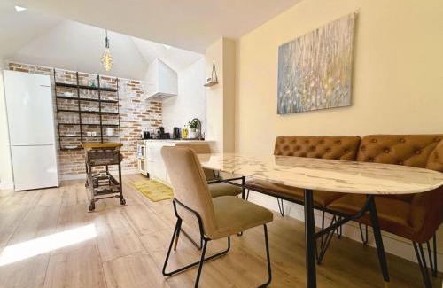 Cambridge Casa | Bright Mews House with Garage in Heart of Cambridge