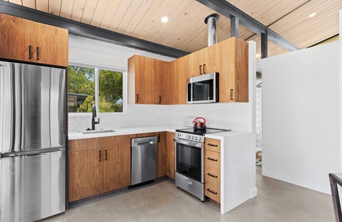 Claremont Cabaña | Bright, Modern 1BR ADU in Claremont with Seamless Indoor-Outdoor Living