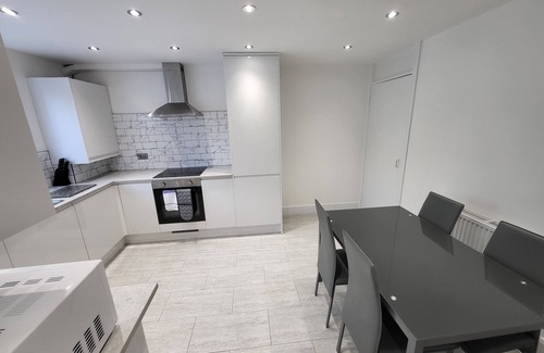 Sutton Central Apartamento | Apartamento-Moderno-Baño Privado-Balcón