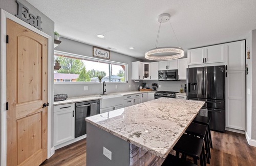 Rapid City Casa | Bright & Modern 3BR with large jacuzzi tub near favored Black Hills Attractions