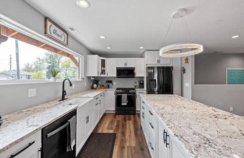 Rapid City Casa | Bright & Modern 3BR with large jacuzzi tub near favored Black Hills Attractions