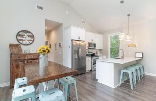 Litchfield by the Sea Casa | Bright Modern 4 Bdrm House Near Beach Pet Friendly