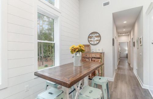 Litchfield by the Sea Casa | Bright Modern 4 Bdrm House Near Beach Pet Friendly