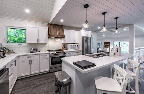 Muskoka Lakes Cabaña | Brillante y moderna casa de 4 hab en el lago Joe! Boatport + Bunkie! ¡Todo el día sol!