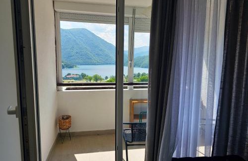 Pluzine Apartamento | Bright Modern Holiday Home With Postcard Lake View