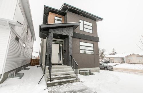 Southside Casa | Bright Modern Home - King Bed - Free Parking - Fireplace - Fast Wi-Fi - Free Netflix