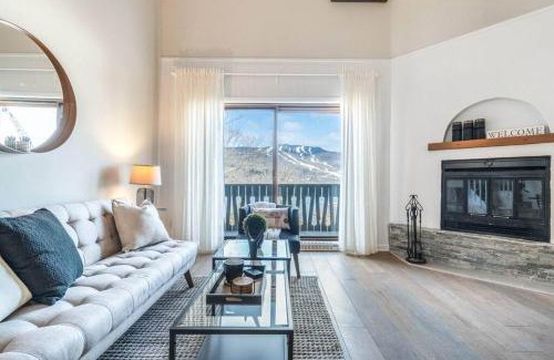 Mont-Tremblant Apartamento | Bright & Modern Lac Tremblant Condo with Views