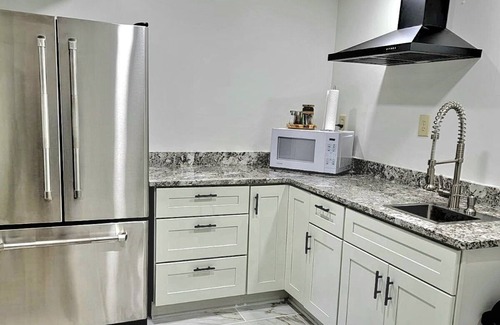 Eagan Casa | Bright modern space close to all the action!