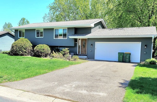 Eagan Casa | Bright modern space close to all the action!