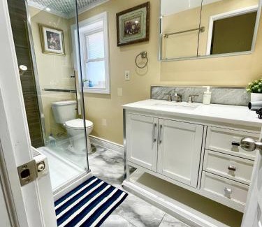 Sullivan Casa | Bright&Modern Space Perfect for couple and Family Step to public transit in Toronto