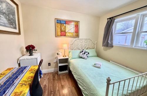 Sullivan Casa | Bright&Modern Space Perfect for couple and Family Step to public transit in Toronto