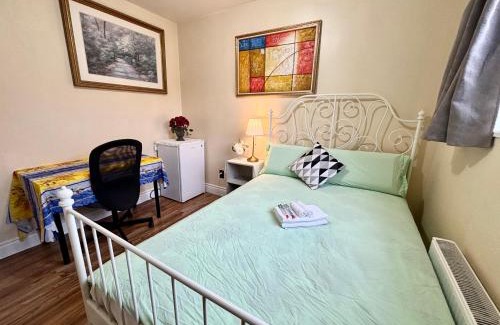 Sullivan Casa | Bright&Modern Space Perfect for couple and Family Step to public transit in Toronto